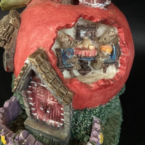 1994 Youngs Mouse Mice Red Apple House Chimney Picket Fence Purple Yellow Flower - Picture 8 of 13